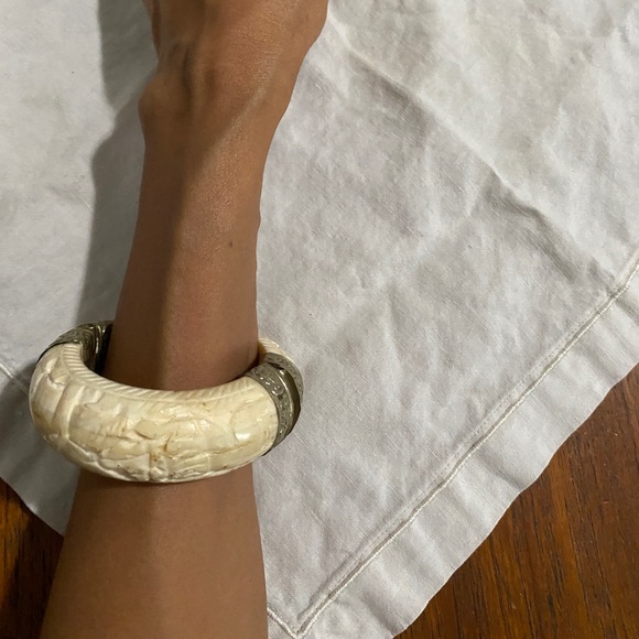 Vintage hand carved ivory bracelet. An heirloom from the before times. - Picture 2 of 6